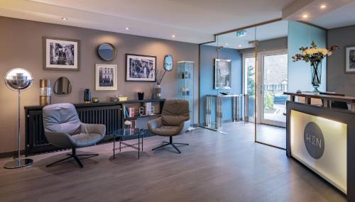a hair salon with two chairs and a mirror at Hotel du Nord, Hamburg-Volksdorf in Hamburg