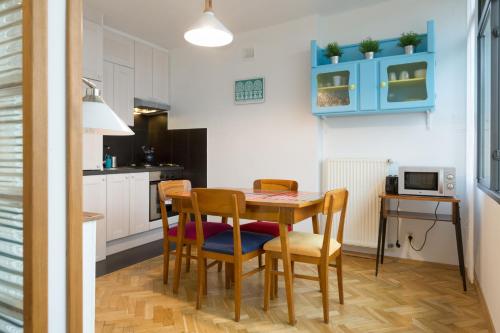 une cuisine avec une table et des chaises et un micro-ondes dans l'établissement WSTApartments Sunset View Krucza 46, à Varsovie