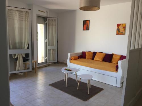 un salon avec un canapé et une table dans l'établissement Casone Centre-ville, vue mer, à Ajaccio