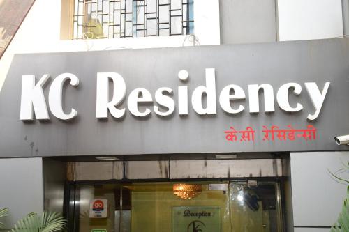 una señal de registro kc a un lado de un edificio en Hotel K.C Residency, en Bombay