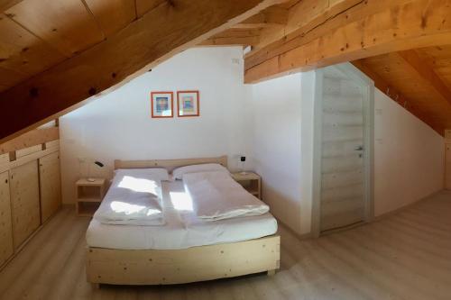 a bedroom with a bed in a attic at Agriturismo Moiè in Comèlico Superiore