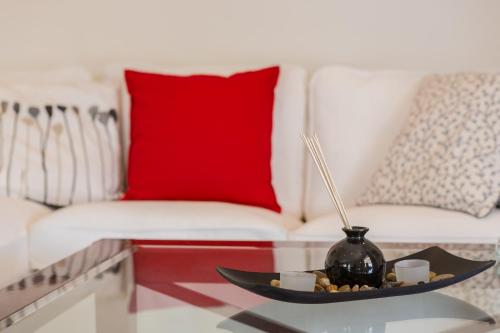 a living room with a table with a vase and a couch at Santa Barbara Garden and Pool Home in Marathón