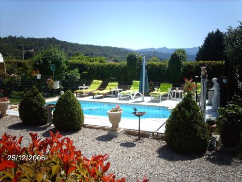 - une piscine dans un jardin avec des chaises et une table dans l'établissement Chambre Locéanaïs, à Régusse