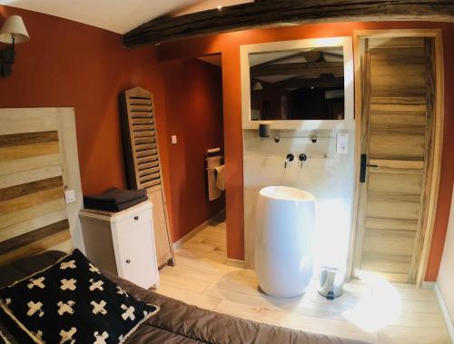 Ein Badezimmer in der Unterkunft Mas Guiraud, un instant rêvé