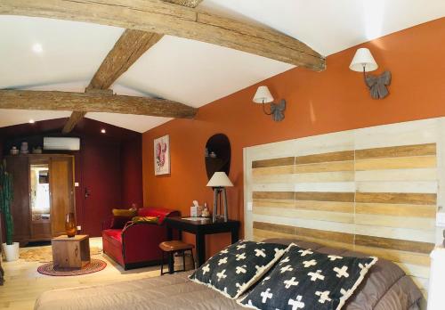 Ein Bett oder Betten in einem Zimmer der Unterkunft Mas Guiraud, un instant rêvé