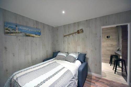 um quarto com uma cama num quarto em Studio "Le Duffit" - RDC em Berck