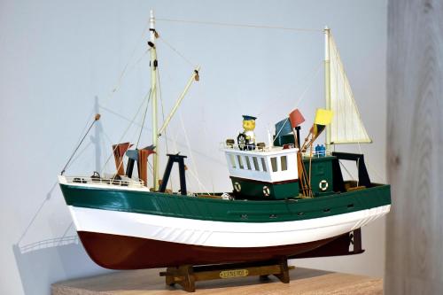 a model of a boat sitting on a table at Studio "Le Duffit" - RDC in Berck-sur-Mer