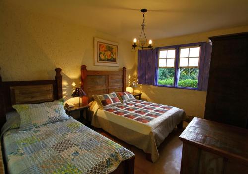Giường trong phòng chung tại A Casa Vermelha Hospedaria