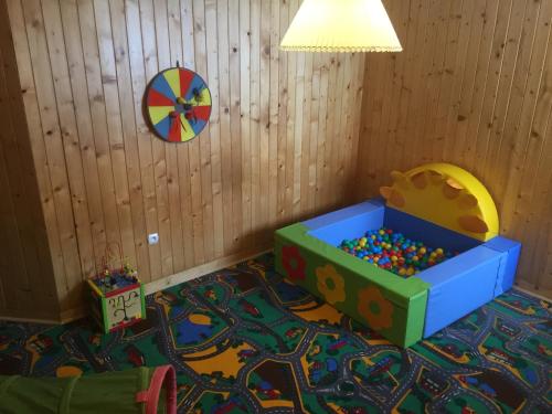 a childs play room with a toy tub and a table at Na Wierchu in Bukowina Tatrzańska