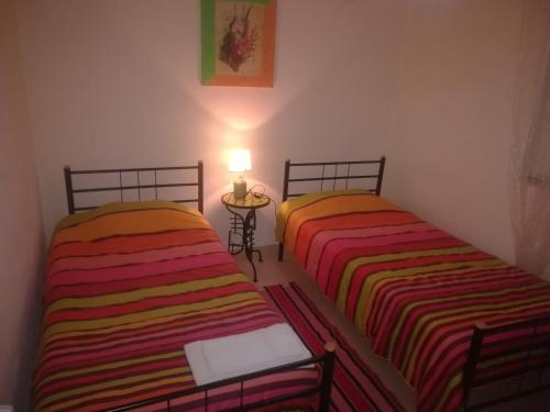 twee bedden naast elkaar in een kamer bij Casa Nogueira in Travancinha