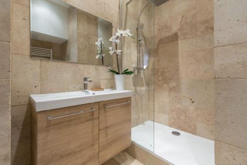 une salle de bain avec un lavabo et une douche dans l'établissement VUE PICASSO - Agréable 2P vue musée Picasso et Mer, à Antibes