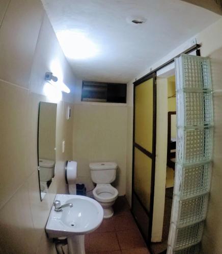 a bathroom with a toilet and a sink at Residencial Uruguay in La Paz