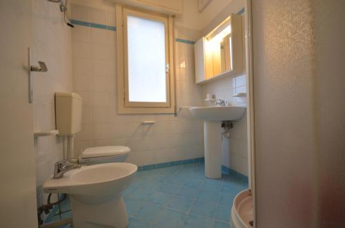 a bathroom with a toilet and a sink at Appartamenti Villa Angela in Bibione
