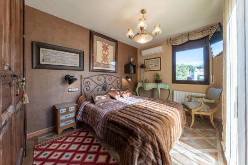1 dormitorio con cama y lámpara de araña en Holiday Home Rosa, en L'Escala