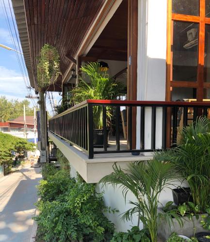 The Reef Hotel & Studiosにある庭