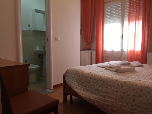 sypialnia z łóżkiem oraz łazienka z umywalką w obiekcie Hotel Villa Cristina w Rapallo