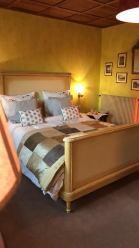 a bedroom with a large bed in a room at La Maison de juliette in Saint-Hippolyte