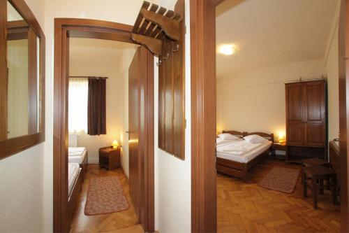 Un pat sau paturi într-o cameră la Hotel Praid