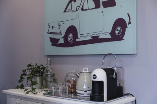 una encimera de cocina con licuadora y una foto de una furgoneta en Terrazza sull'infinito, en Recanati