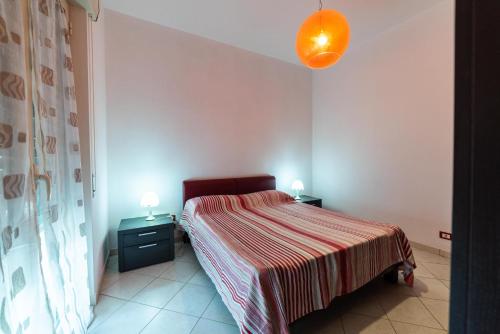 um pequeno quarto com uma cama e duas mesas de cabeceira em Il gabbiano in città em Palermo