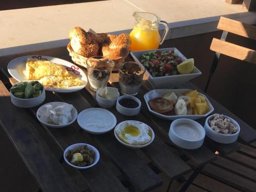 una mesa cubierta con diferentes tipos de alimentos para el desayuno en Zug Yonim, en Livnim