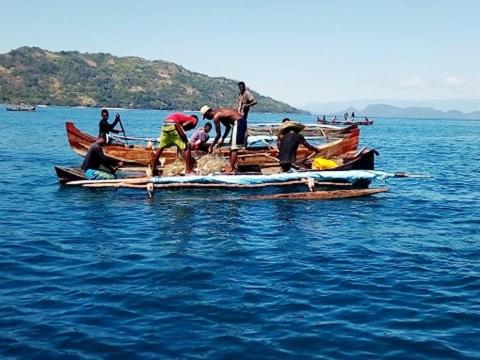 a group of people on a boat in the water at Remo e Berenice in Nosy Komba