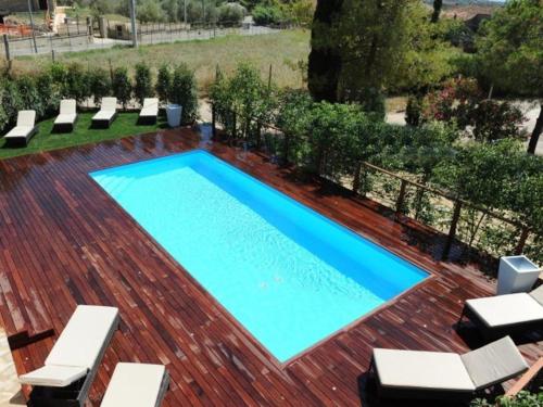 una piscina con tumbonas en una terraza de madera en I Colori Del Cilento, en Montecorice