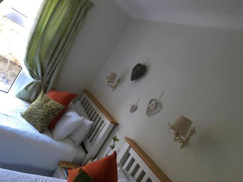 - une chambre avec un lit et une fenêtre dans l'établissement Dalesgate Lodge, à Skipton