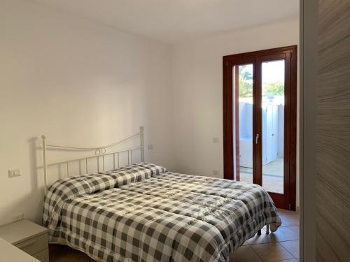 una camera con un letto con una coperta a scacchi di Giulian apartment a Pula