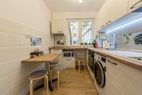 Virtuvė arba virtuvėlė apgyvendinimo įstaigoje Central stylish & cozy one bedroom Apartment - Adela Accommodation - Ideal for long stays