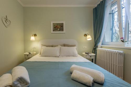 una camera da letto con un letto e due asciugamani di Central stylish & cozy one bedroom Apartment - Adela Accommodation - Ideal for long stays a Bucarest