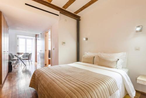 um quarto com uma cama grande num quarto em Living Bairro Alto II em Lisboa