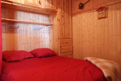 ヴァル・トランスにあるRoc de Peclet 2のベッドルーム1室(赤いベッド1台、窓付)