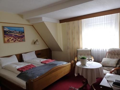 Кровать или кровати в номере Zum Erbacher Hof