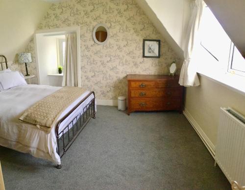 Un pat sau paturi într-o cameră la Puffin Cottage