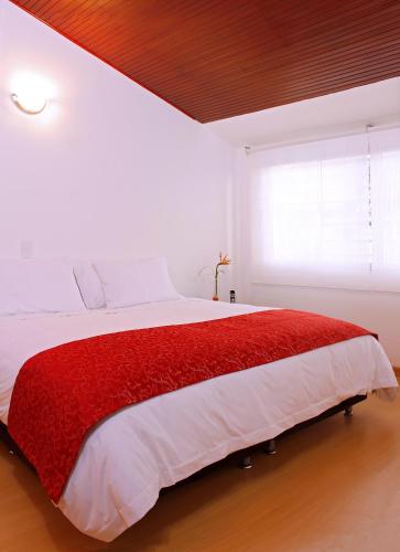 Una cama o camas en una habitación de Hotel TuKasa Inn