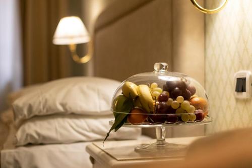 a bowl of fruit on a table in a hotel room at Hotel La Locanda in Volterra
