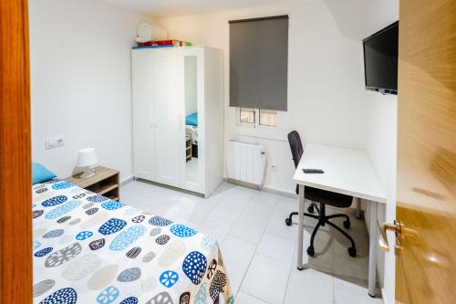 Habitación pequeña con cama y escritorio. en Carrer Sevilla en Tarragona