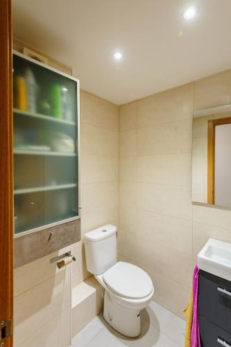 a bathroom with a toilet and a sink at Carrer Sevilla in Tarragona