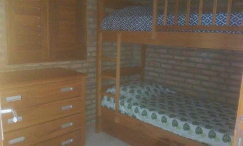 帕拉庫魯的住宿－Condominio em Paracuru - Mango Village，一间小卧室,配有双层床和梳妆台