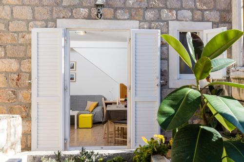 uma porta aberta para um quarto com uma sala de estar em Eco Apartments Kate em Suđurađ