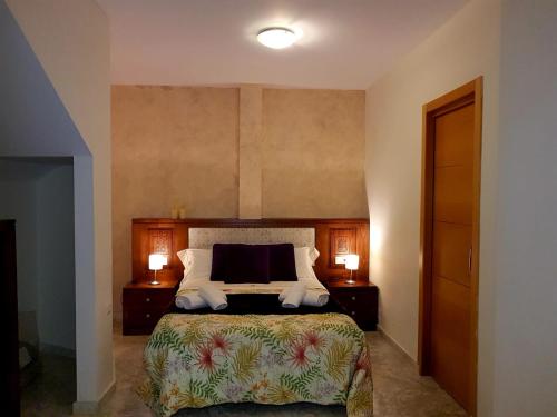 a bedroom with a bed with two night stands and two lamps at Apartamento Realejo centro ciudad in Granada