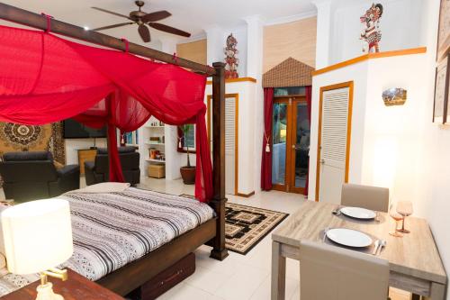 Postel nebo postele na pokoji v ubytování LUXURY Apartment Studio PORT DOUGLAS 65 SQ MTRS and Bath