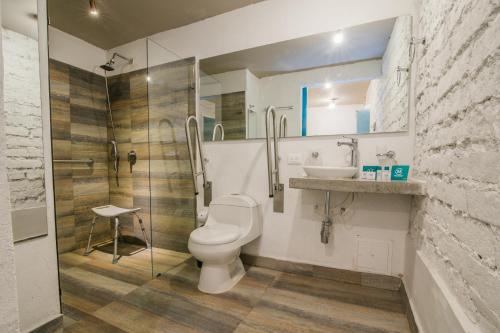 a bathroom with a toilet and a sink and a shower at Casa Mendoza Hotel Boutique in Bucaramanga