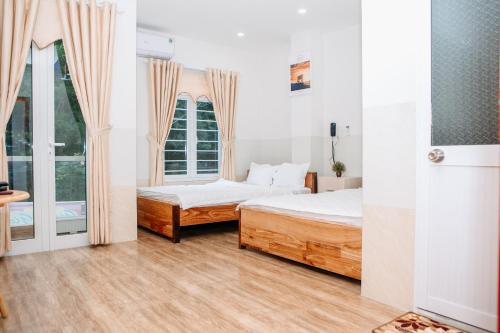 um quarto com 2 camas e uma janela em Life Hotel em Quy Nhon