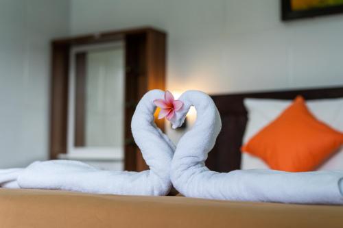 two swans made out of towels on a bed at Megacahya Bungalow in Nusa Lembongan