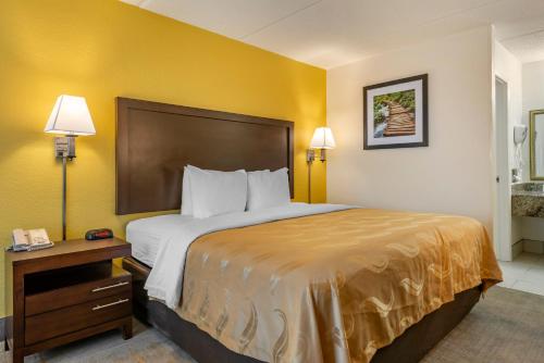 Quality Inn and Suites Palatka Riverfrontにあるベッド