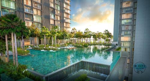 una piscina en medio de un edificio en Grand Medini Suites by JBcity Home en Nusajaya