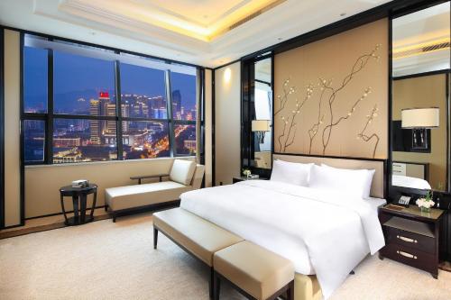 Ένα ή περισσότερα κρεβάτια σε δωμάτιο στο Howard Johnson Plaza Ningbo