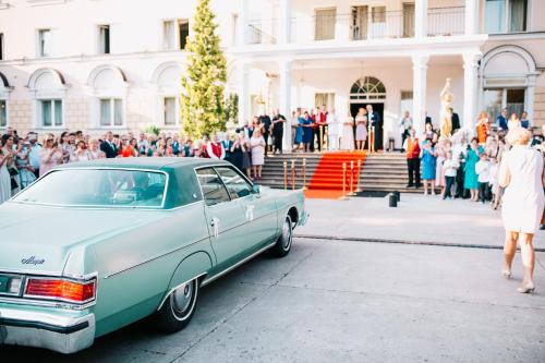 an old car parked in front of a crowd of people at Hotel Książę Poniatowski in Lesznowola